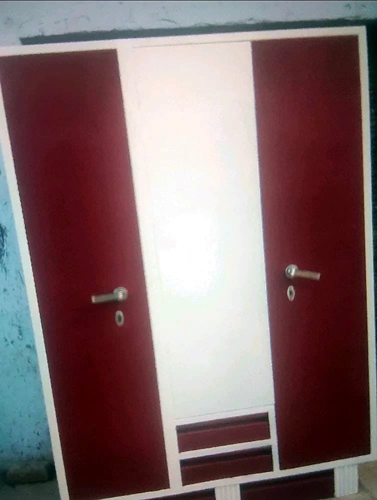 मैरून और क्रीम रंग की 3 डोर स्टील अलमारी, नीचे दराज़ों के साथ